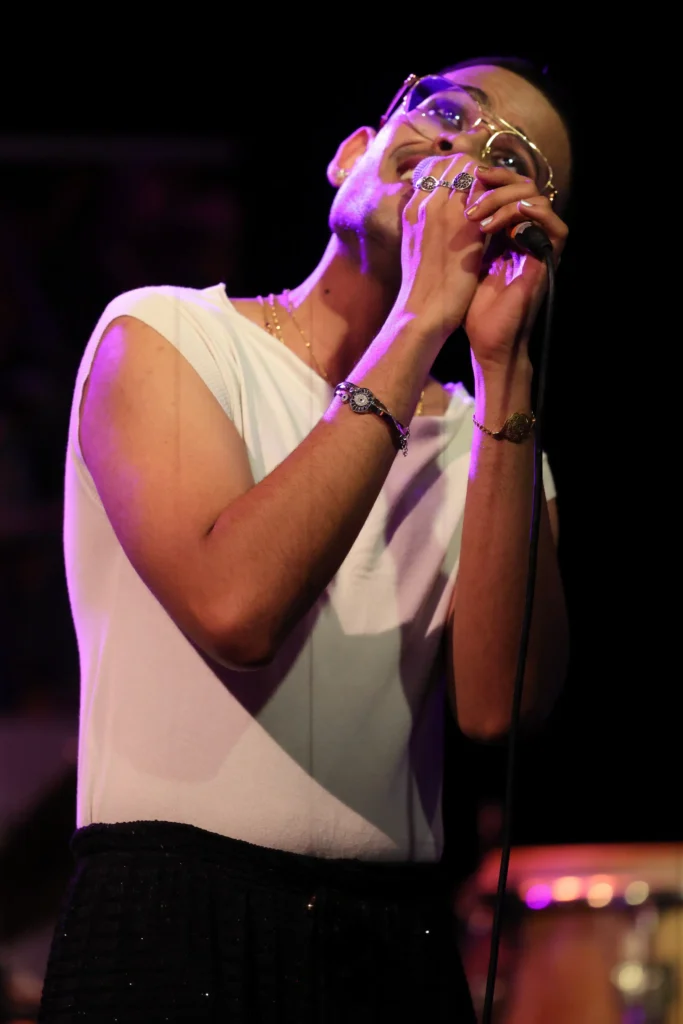 ani-performing with-emotion